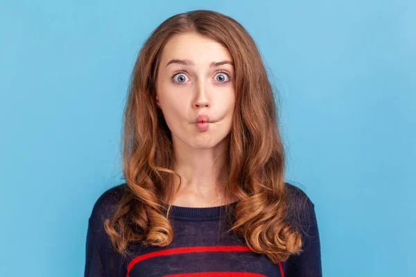 Retrato Mujer Loca Divertida Pie Mirando Con Los Ojos Cruzados — Foto de Stock