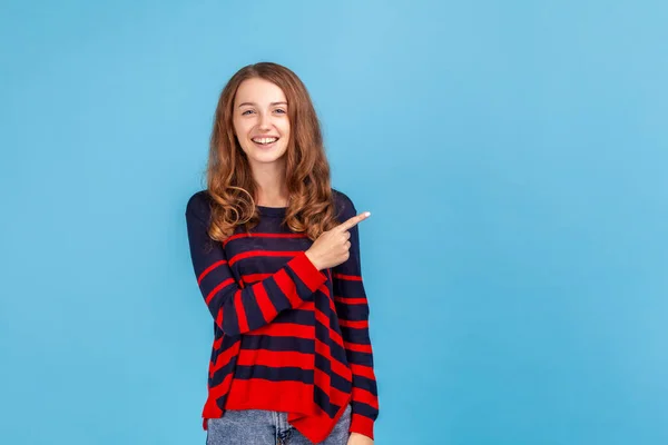 Mujer Sonriente Positiva Con Suéter Rayas Estilo Casual Señalando Lado — Foto de Stock