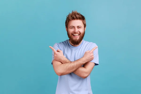 Retrato Homem Barbudo Sorrindo Positivo Com Mãos Cruzadas Apontando Para — Fotografia de Stock