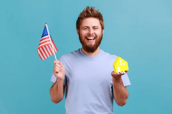 Retrato Hombre Barbudo Guapo Feliz Sosteniendo Bandera Los Estados Unidos — Foto de Stock
