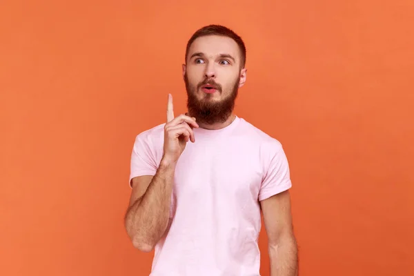 Portret Van Een Geïnspireerde Knappe Man Met Een Baard Die — Stockfoto