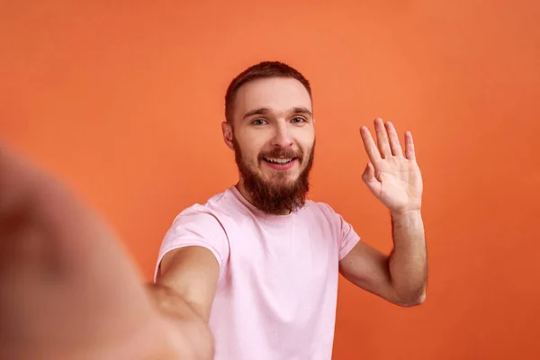 Portrét Pozitivního Pohledného Vousatého Muže Jak Dělá Selfie Nebo Streaming — Stock fotografie