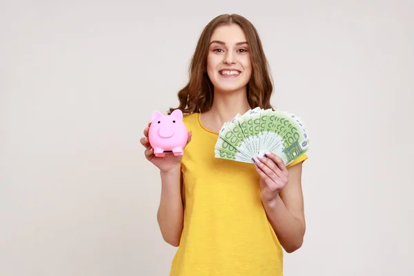 Pozitív Vonzó Tinédzser Lány Barna Hajjal Sárga Alkalmi Stílusban Eurobankjegyekkel — Stock Fotó