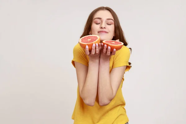 Portrait Beautiful Teenager Girl Brown Hair Smelling Half Slice Grapefruit — Stock Photo, Image