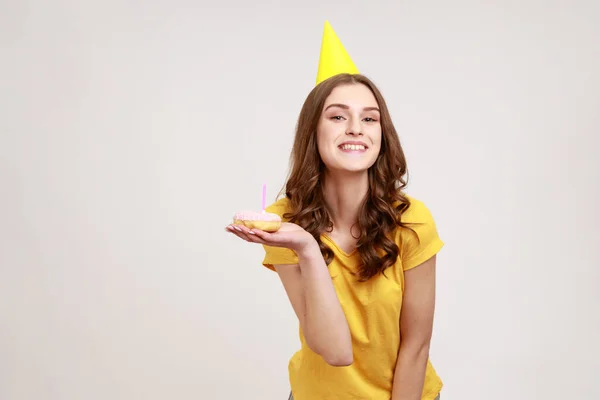 Ευτυχισμένος Ενθουσιασμένος Έφηβος Κορίτσι Στο Κόμμα Κώνο Καπέλο Και Κίτρινο — Φωτογραφία Αρχείου