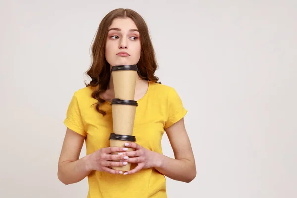 Βαριέται Υπνηλία Έφηβος Κορίτσι Κίτρινο Casual Shirt Κρατώντας Τρεις Καφέ — Φωτογραφία Αρχείου
