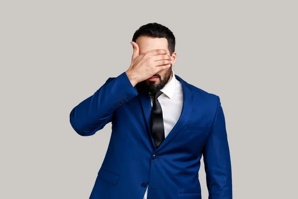 Sakallı Adam Elleriyle Gözlerini Kapatıyor Sorunları Görmezden Geliyor Stresli Durumlardan — Stok fotoğraf