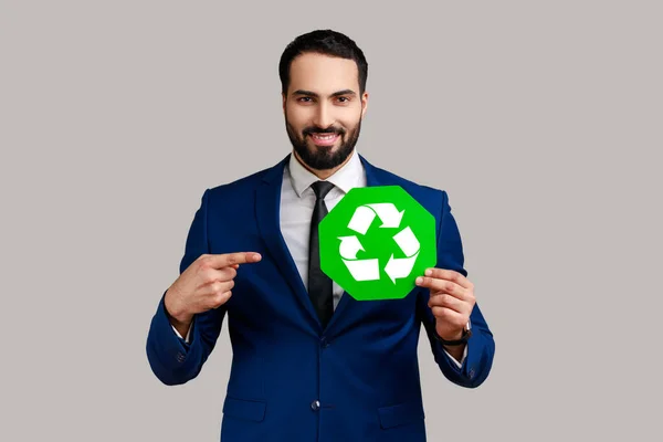 Portrét Pozitivního Usměvavého Vousatého Obchodníka Který Ukazuje Zelenou Recyklační Značku — Stock fotografie