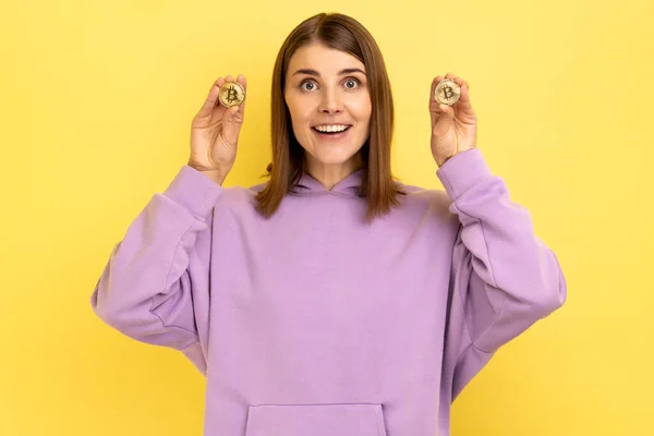 Πορτρέτο Της Χαρούμενης Χαμογελαστής Γυναίκας Που Κρατά Δύο Χρυσά Bitcoins — Φωτογραφία Αρχείου