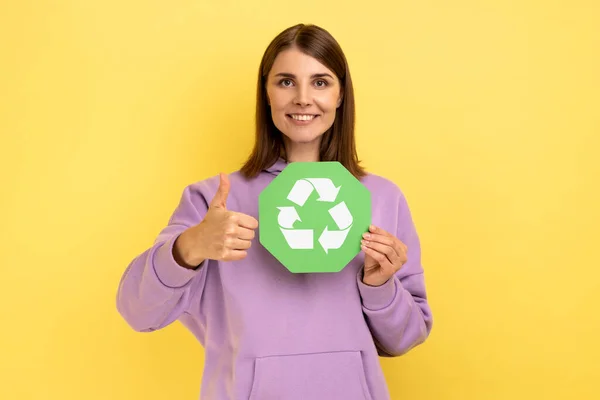 Positive Frau Mit Dunklen Haaren Den Händen Grünes Recycling Ökologisches — Stockfoto
