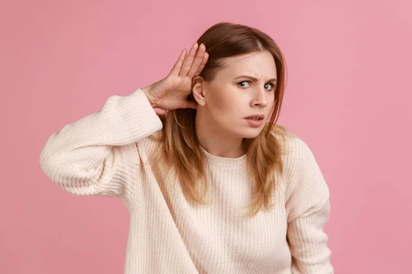 Retrato Una Mujer Rubia Sosteniendo Mano Cerca Oreja Escuchando Atentamente —  Fotos de Stock