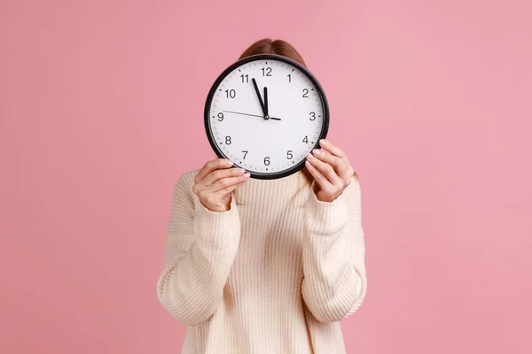 Porträt Einer Blonden Frau Mit Wanduhr Die Ihr Gesicht Ihr — Stockfoto