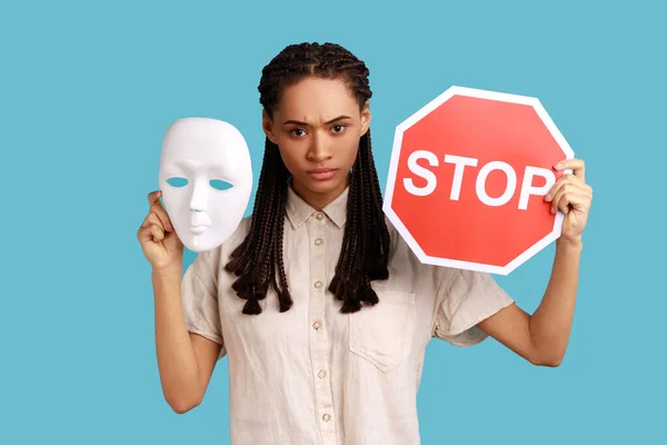 Mujer Seria Con Rastas Negras Sosteniendo Máscara Blanca Señal Stop —  Fotos de Stock