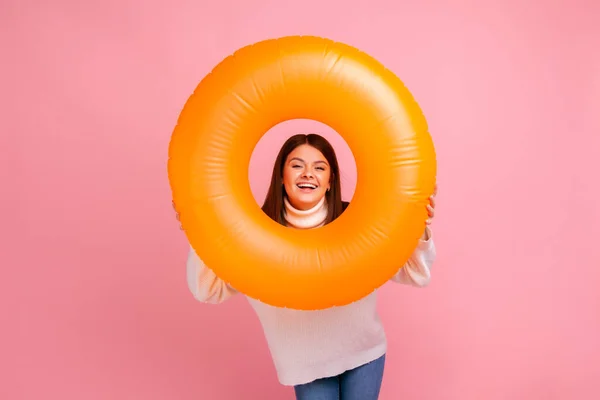 Barna Elégedett Néz Vályú Narancssárga Gumi Gyűrű Hogy Boldogan Utazik — Stock Fotó