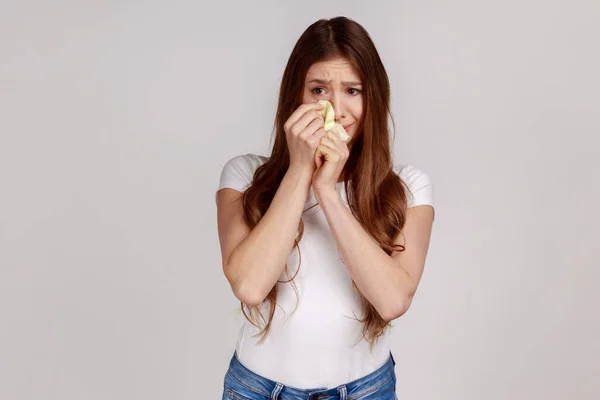 Sorgsen Frustrerad Kvinna Som Gråter Och Gömmer Ansiktet Händerna Upprörd — Stockfoto