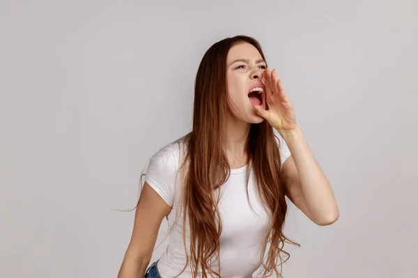 Side View Angry Woman Dark Hair Standing Screaming Bad News — Stock Photo, Image