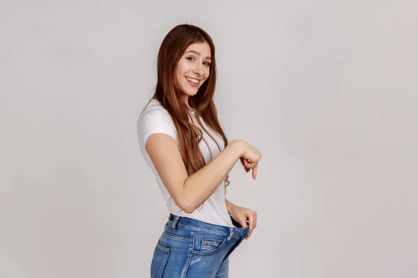 Portret Van Vrolijke Mooie Slanke Jonge Vrouw Met Succesvol Gewichtsverlies — Stockfoto