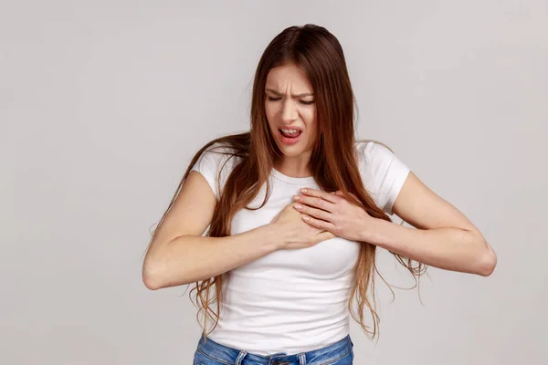 Porträtt Kvinna Som Klamrar Sig Fast Bröstet Lider Plötslig Värk — Stockfoto