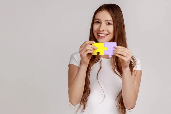 Retrato Mulher Cabelos Escuros Sorrindo Juntando Duas Peças Quebra Cabeça — Fotografia de Stock