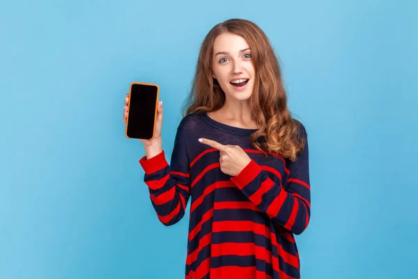 Mujer Asombrada Vistiendo Suéter Estilo Casual Rayas Apuntando Teléfono Celular —  Fotos de Stock