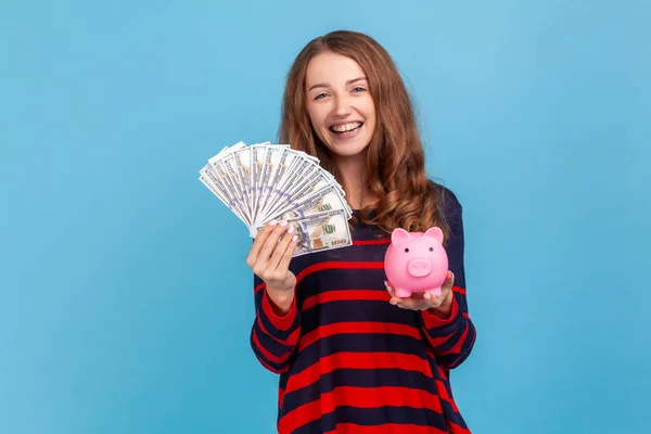 Uśmiechnięta Kobieta Nosząca Sweter Paski Stylu Casual Trzymająca Fankę Banknotów — Zdjęcie stockowe