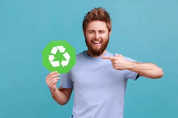 Retrato Homem Barbudo Otimista Apontando Dedo Para Símbolo Reciclagem Resíduos — Fotografia de Stock