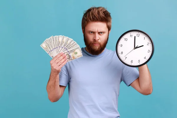 Retrato Homem Barbudo Bonito Irritado Segurando Grande Notas Dólar Relógio — Fotografia de Stock