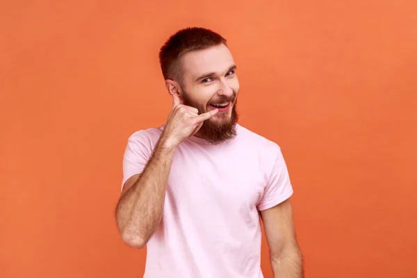 Retrato Homem Barbudo Com Gesto Mão Telefônica Sorrindo Para Câmera — Fotografia de Stock