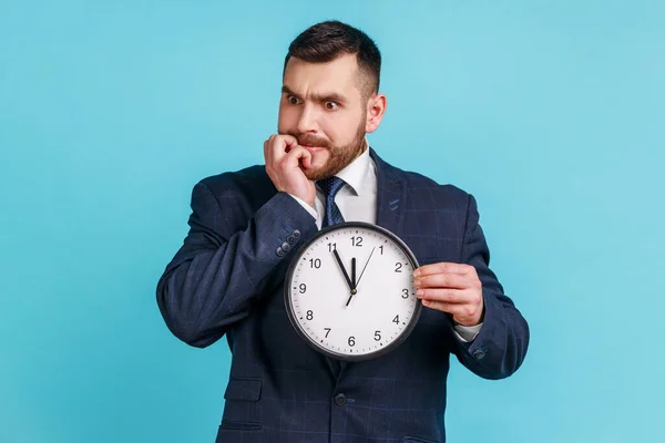 Retrato Impaciente Hombre Negocios Ansioso Traje Oscuro Sosteniendo Reloj Grande — Foto de Stock