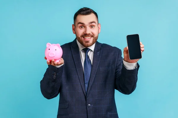 Homem Sorridente Feliz Com Barba Vestindo Terno Estilo Oficial Segurando — Fotografia de Stock