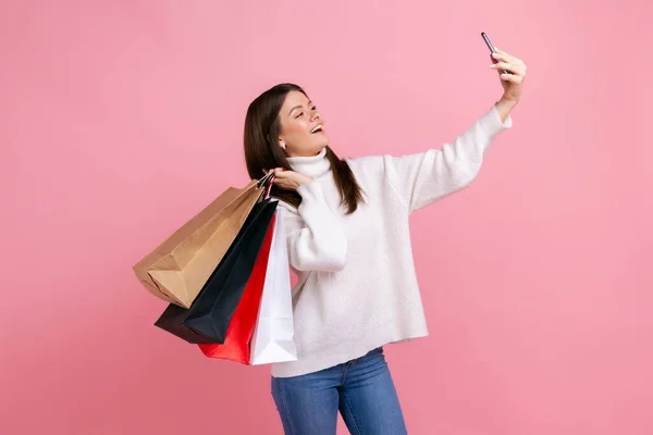 Mutlu Siyah Saçlı Alışveriş Torbalarıyla Poz Veren Selfie Çeken Alışverişleriyle — Stok fotoğraf