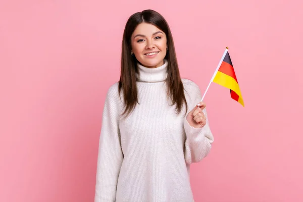 Удовлетворенная Положительная Женщина Держит Немецкий Флаг Руке Смотрит Камеру Зубастой — стоковое фото