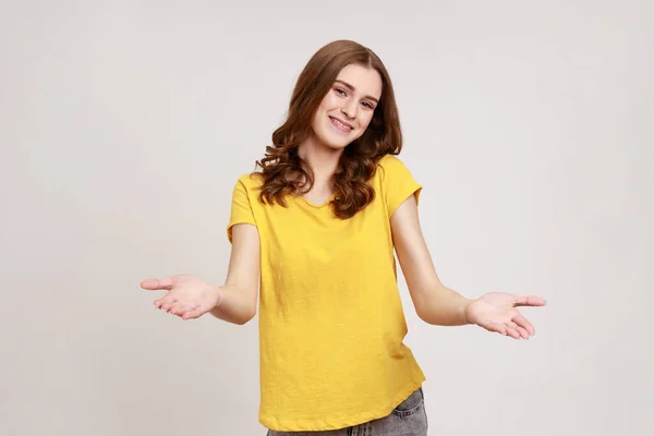 Por Favor Toma Gratis Mujer Joven Simpática Camiseta Amarilla Que — Foto de Stock