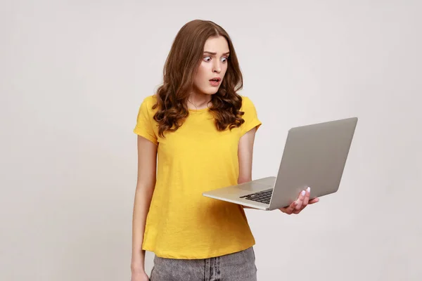 Retrato Del Freelancer Asustado Trabajando Computadora Mujer Joven Asombrada Camiseta — Foto de Stock