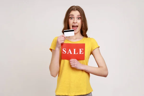 Fröhlich Aufgeregte Frau Gelbem Shirt Mit Kreditkarte Und Karte Mit — Stockfoto