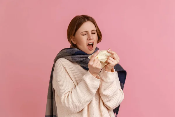 Retrato Una Mujer Rubia Enferma Malsana Estornudando Resfriándose Pie Envuelta — Foto de Stock