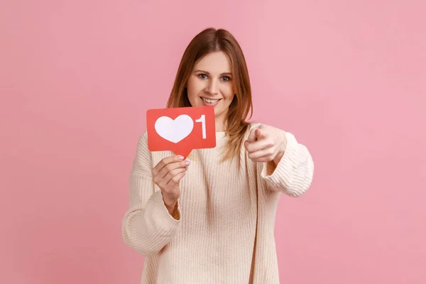 Você Clique Aqui Retrato Mulher Loira Feliz Blogueira Segurando Mídia — Fotografia de Stock