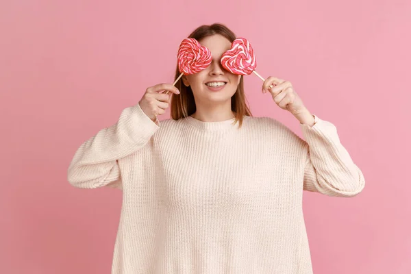 Retrato Mujer Rubia Sonriente Satisfecha Cubriéndose Los Ojos Con Sabrosas — Foto de Stock