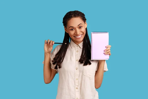 Napisz Listę Rzeczy Zrobienia Notatniku Uśmiechnięta Kobieta Czarnymi Dredami Pokazująca — Zdjęcie stockowe