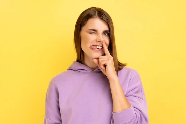 Loca Mujer Rara Con Pelo Castaño Sosteniendo Dedo Nariz Mostrando — Foto de Stock