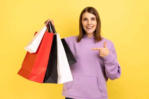 Gülümseyen Genç Bir Kadının Portresi Alışveriş Çantalarını Gösteriyor Mutlu Bir — Stok fotoğraf