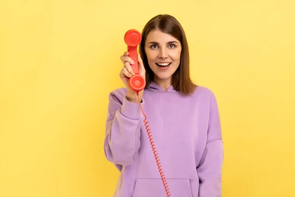 Retrato Una Mujer Sonriente Pie Sosteniendo Teléfono Rojo Línea Tierra — Foto de Stock