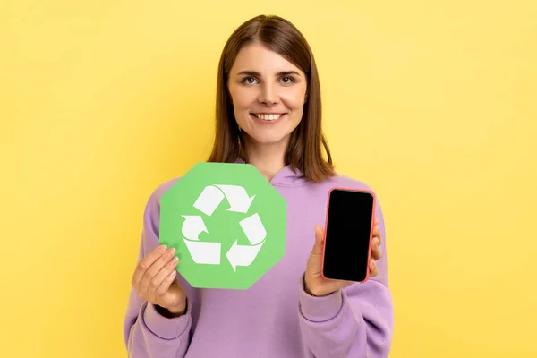 Optimistisch Positive Frau Zeigt Handy Mit Leerem Bildschirm Und Recycling — Stockfoto