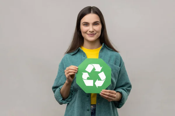 Mujer Sonriente Con Pelo Oscuro Sosteniendo Las Manos Reciclaje Verde — Foto de Stock