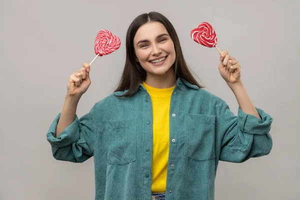 Positiv Nöjd Kvinna Med Mörkt Hår Håller Två Hjärta Form — Stockfoto