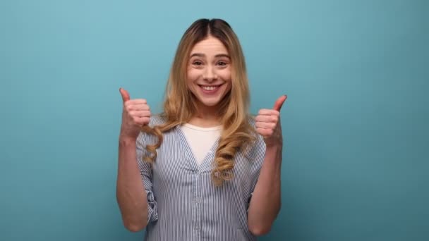 Muito Bem Bom Trabalho Retrato Mulher Alegre Mostrando Polegares Para — Vídeo de Stock