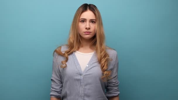 Retrato Mulher Chateada Com Cabelo Ondulado Expressando Emoções Negativas Tristeza — Vídeo de Stock