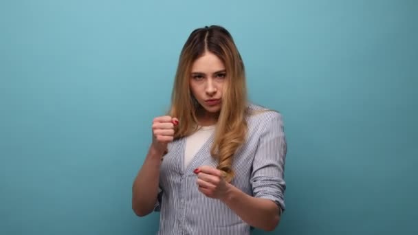 Portret Surowej Młodej Wściekłej Kobiety Trzymającej Zaciśnięte Pięści Gotowe Boksu — Wideo stockowe