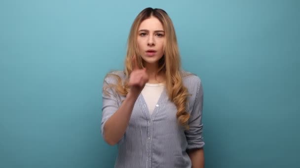 Şşş Sakin Genç Bir Kadının Portresi Parmağını Dudaktan Ayırmaması Sessiz — Stok video