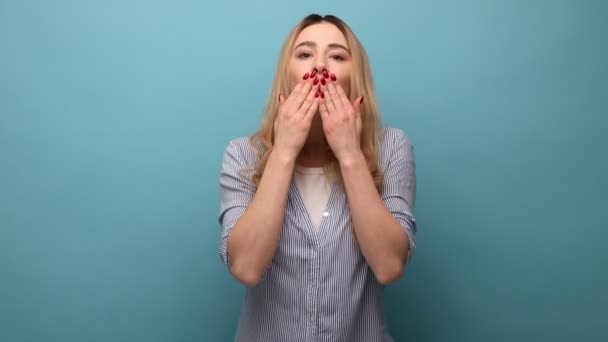 Retrato Mulher Adulta Jovem Romântico Enviando Beijos Para Seu Amado — Vídeo de Stock